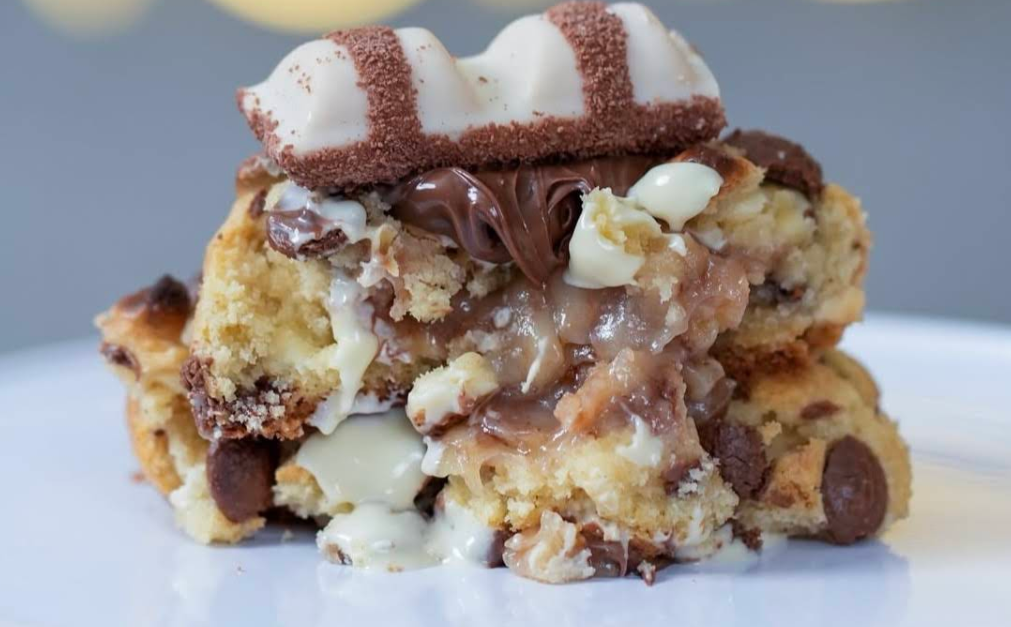 Cookie Kinder Bueno partido, recheio cremoso com wafer